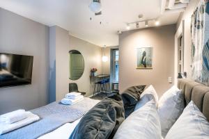 um quarto com duas camas e uma televisão em The Churchill 5 by Daniel&Jacob's em Copenhaga