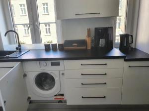kuchnia z pralką na blacie w obiekcie GLIWICKA 16 w mieście Katowice