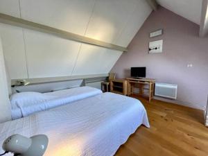 sypialnia z 2 łóżkami i biurkiem z telewizorem w obiekcie Studio Saint-Pierre-Quiberon, 1 pièce, 4 personnes - FR-1-478-82 w mieście Saint-Pierre-Quiberon