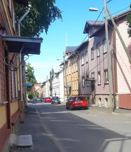een straat met auto's die door een straat met gebouwen rijden bij Lossikamber Kalamajas in Tallinn