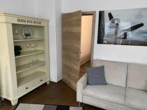 a living room with a couch and a book shelf at Ferienwohnung No 1am Golfplatz in Wiesmoor