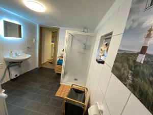 a bathroom with a shower and a sink and a toilet at Ferienwohnung No 1am Golfplatz in Wiesmoor