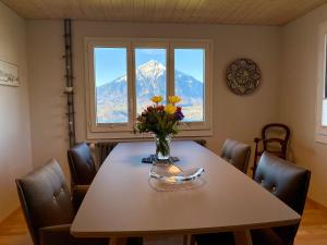 Üldine mäevaade või majutusasutusest CHALET EGGLEN "Typical Swiss House, Best Views, Private Jacuzzi" pildistatud vaade