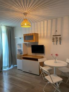 a kitchen and dining room with a table and chairs at Estudio apartamento LaLola in Matalascañas