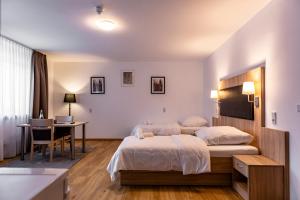 Pokój hotelowy z 2 łóżkami i biurkiem w obiekcie Motel Zur Dachsbaude w mieście Wandlitz