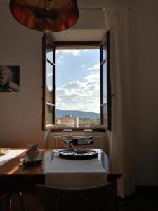 a dining room table with a view of a window at OBERDAN HOUSE in Arezzo