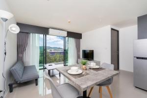a kitchen and dining room with a table and chairs at Central Hill View 1BR Apartment A940 C in Ban Ket Ho