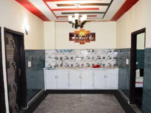 uma casa de banho com armários brancos e um tecto em OYO 81022 Hotel Haweli em Noida