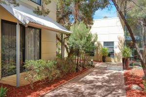 a walkway in front of a building at Rydges Kalgoorlie in Kalgoorlie