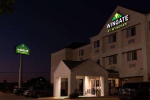 hotel z znakiem przed budynkiem w obiekcie Wingate by Wyndham Sioux City w mieście Sioux City