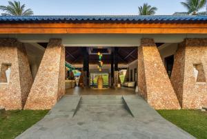 賽高東的住宿－Sundancer Residences and Villas Lombok，享有带石墙的房屋的外部景色