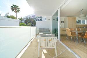 a balcony with a table and a dining room at Maspalomas Beach Point in San Bartolomé