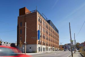 un gran edificio de ladrillo en la esquina de una calle en TRYP by Wyndham Pittsburgh/Lawrenceville en Pittsburgh