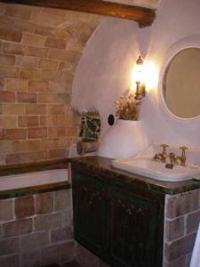 bagno con lavandino e specchio di grand gîte de charme en Cévennes a Fressac