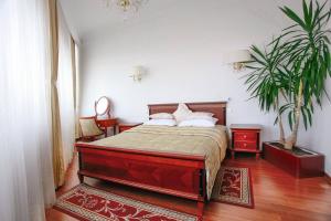 a bedroom with a bed and a potted plant at Apart-hotel Integra in Banja Luka