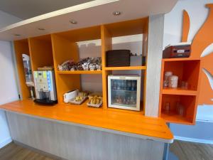 雷澤的住宿－南南斯- 赫澤機場普瑞米爾經典酒店，带有家具的豆科厨房的柜台