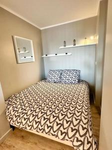 - une petite chambre avec un lit dans l'établissement Beautiful apartment - Air Conditionning -Pool -10min Beach -Parking near, à Antibes
