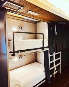 - deux lits superposés dans une chambre dans l'établissement Alojamiento Camino Portugues, à O Porriño