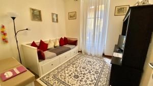 uma sala de estar com um sofá com almofadas vermelhas em Casa Anna em Lovere