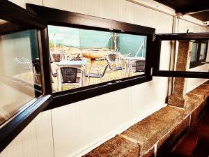 una ventana en un edificio con vistas a un barco en Alojamiento Camino Portugues, en Porriño