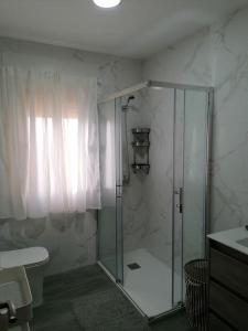 baño con ducha y puerta de cristal en Lar de Yago - Casa en Barreiros