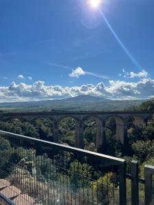 - une vue sur un pont avec le soleil dans le ciel dans l'établissement Mirador del Río, à Miraflores de la Sierra