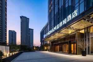 un edificio en una ciudad con edificios altos en Wyndham Changzhou Xinbei, en Changzhou