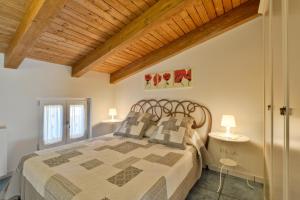a bedroom with a large bed in a room at Casa Vacanze Villa Liotta in Agropoli
