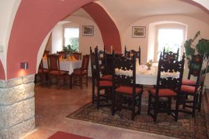 a dining room with a table and some chairs at Penzion Ráj in Blíževedly