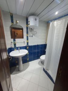 ein Bad mit einem Waschbecken und einem WC in der Unterkunft A stylish cozy apartment close to Cairo airport. in Kairo