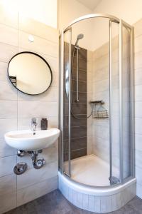 ein Bad mit einer Dusche und einem Waschbecken in der Unterkunft Business & Life Apartment nähe TU, HBF und Oper - SmartTV, MagentaTV und Küche in Chemnitz