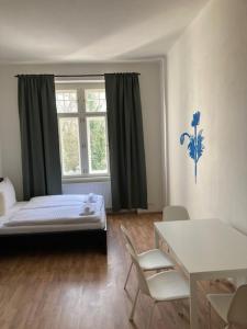1 dormitorio con cama, mesa y ventana en Erbenova Apartments, en Praga