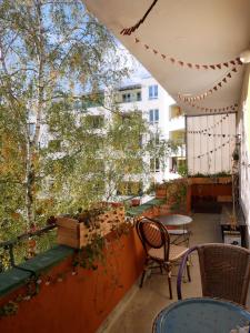 einen Balkon mit Stühlen und einem Tisch auf einem Gebäude in der Unterkunft Private room in the centre of Berlin in Berlin