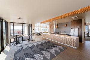 eine Küche und ein Esszimmer mit Theke und Tisch in der Unterkunft Downtown Bellevue 1BR w Lounge Gyms nr shops SEA-125 in Bellevue