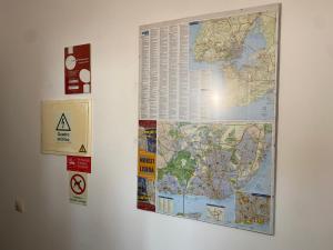 una grande mappa appesa a un muro di Maiur Apartment a Lisbona