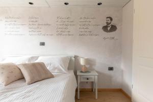 Un dormitorio con una cama con una pared con escritura. en TURISTIČNA KMETIJA IVANKOTOVI 