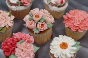 a bunch of cupcakes with flowers on them at 鴝花甜點民宿 QuHua Sweety B&B in Dongshan