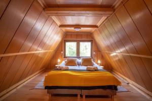 um quarto com uma cama num quarto com uma janela em Rewita Rynia em Białobrzegi