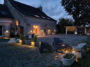 una casa con luces en el patio por la noche en Ty Cosy, Chambre privée, en Pluméliau