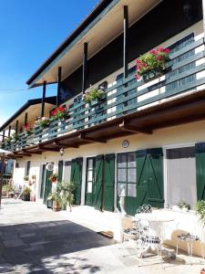 un edificio con una mesa y sillas delante de él en Casa Joop, en Magnano