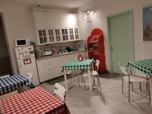 オルヴィエートにあるLa Rosa di Orvietoのキッチン(テーブル2台、赤い冷蔵庫付)