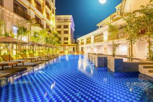 una piscina en medio de un edificio por la noche en Angkor Land Urban Boutique, en Siem Reap