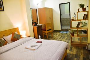 Un dormitorio con una cama con una toalla. en Tanani Newa Home -Dhaulagiri, en Pātan