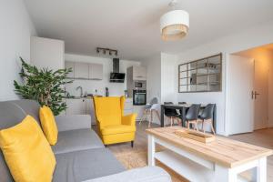 salon z kanapą i stołem oraz kuchnia w obiekcie *Disneyland-Paris*4pers, Netflix, Parking, Wifi w mieście Serris