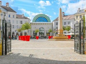 een stadsplein met een fontein voor een gebouw bij *Disneyland-Paris*4pers, Netflix, Parking, Wifi in Serris