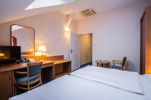 Rúm í herbergi á EA Hotel Tosca