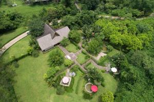 una vista aerea di una casa con giardino di Serena Kim Boi Resort - Hoa Binh a Hòa Bình