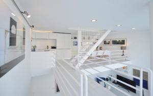 ポルト・ダンドラッチにあるVilla Sant Carlesの白壁の部屋の白い階段