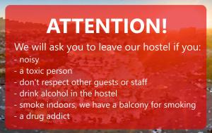 una señal roja que dice atención te pediremos que dejes nuestro hospital si en "No party & Many rules" Hostel N1, en Sofía