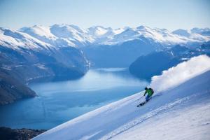 Holiday home among the pearls of Norway في ستراندا: شخص يتزحلق على جبل مغطى بالثلج